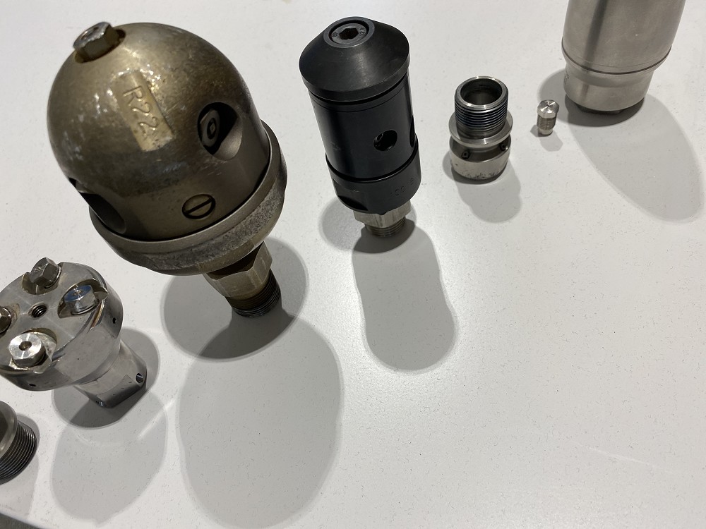 Forskjellen p dyser i safir, stl, tungsten carabide og industri diamant - leie og kjp